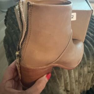 Nisolo Tan Ankle Boots with Back Zipper